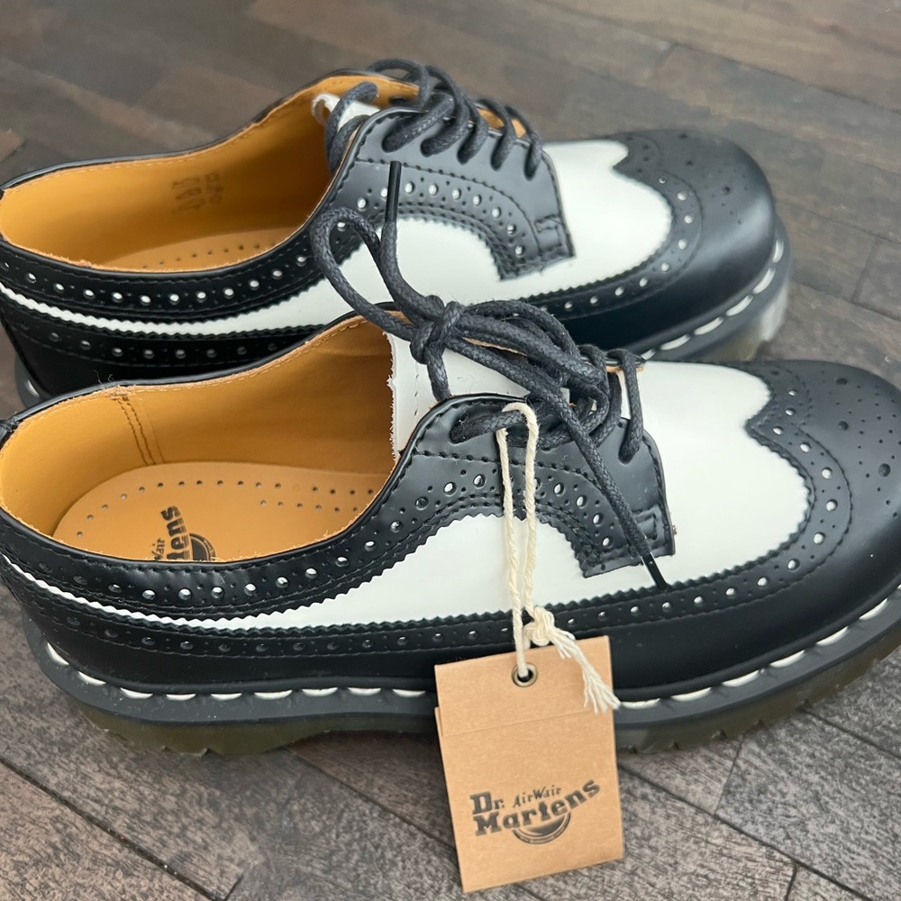 New never been worn - Dr Martens 3989 Bex Smooth Leather Brogue shoes